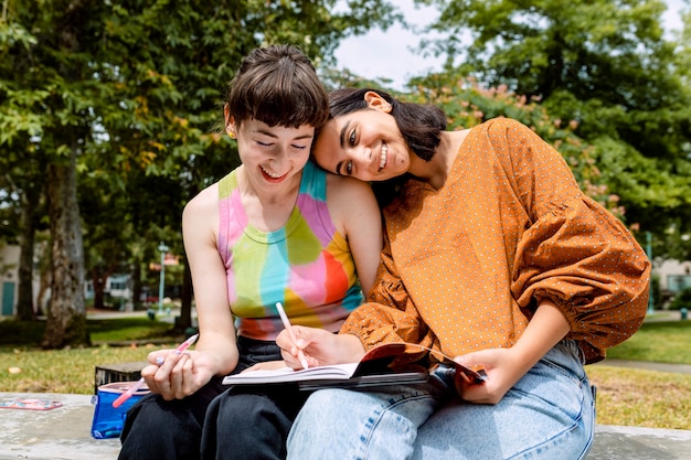 Ragazze universitarie lgbtq carine al campus