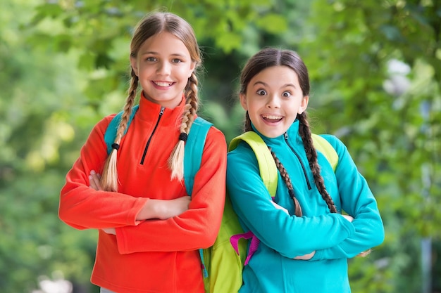 Ragazze zaino in spalla amici vestiti in pile zaini foresta sfondo, concetto di alpinismo.