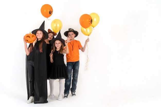 Ragazzi adolescenti in costumi di Halloween