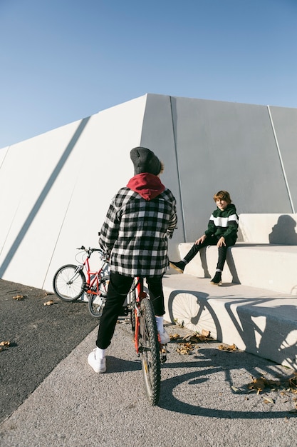 Ragazzi al parco con le loro biciclette