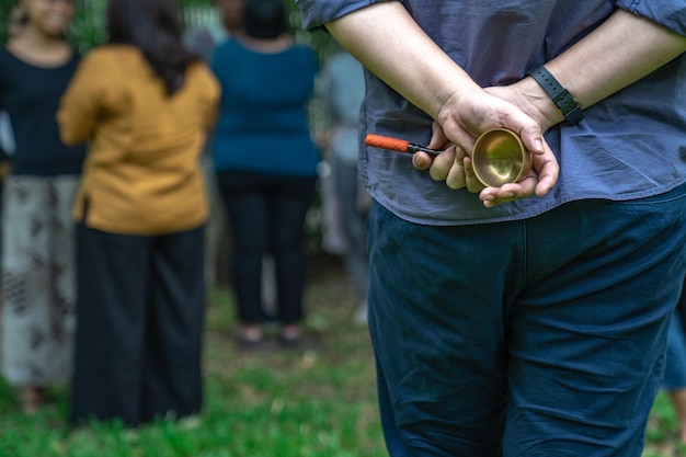 Ragazzi asiatici nel laboratorio del giardino e hanno recitato insieme