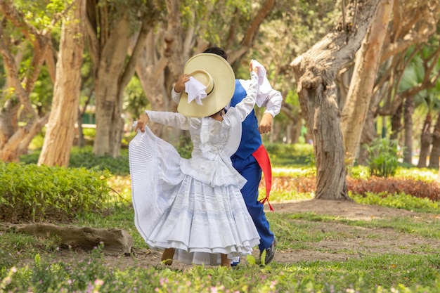 Ragazzi che ballano marinera in Perù danza tradizionale peruviana danza della cultura.