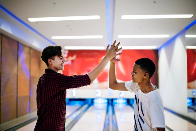 Ragazzi che giocano a bowling insieme dopo la scuola