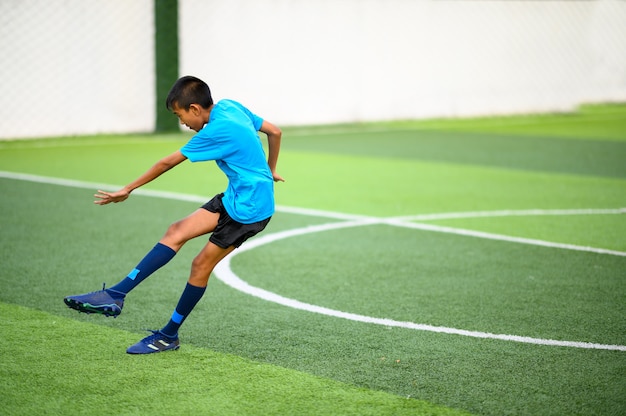 Ragazzi che giocano a calcio sul campo di pratica del calcio