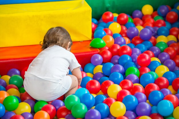 Ragazzi che giocano nella sala da ballo