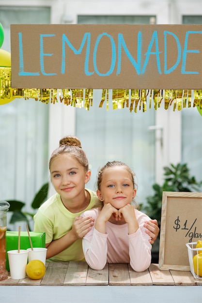 Ragazzi che organizzano una bancarella di limonata
