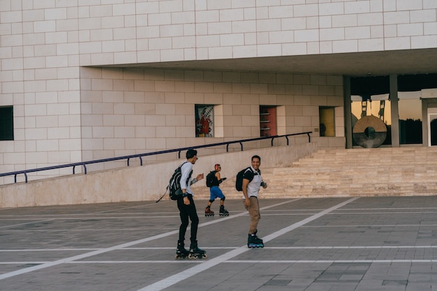 Ragazzi che pattinano in una piazza.