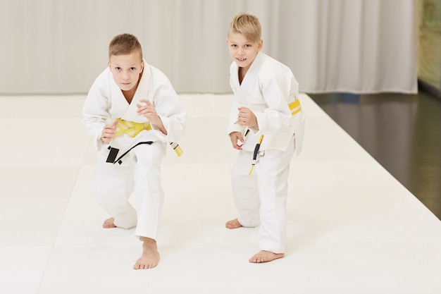 Ragazzi che praticano il karate