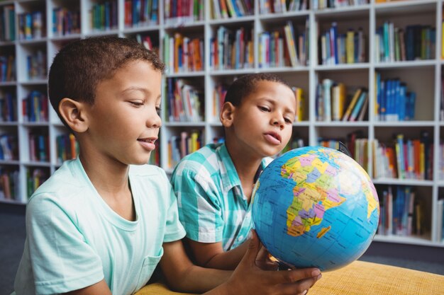 Ragazzi che studiano il globo