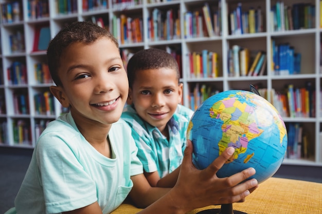 Ragazzi che studiano il globo