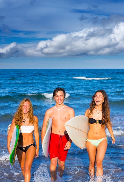 ragazzi e ragazze adolescenti che escono dalla spiaggia