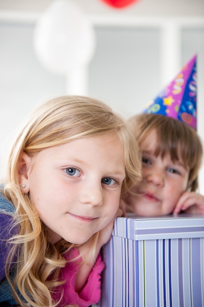 Ragazzi e ragazze che godono della festa di compleanno