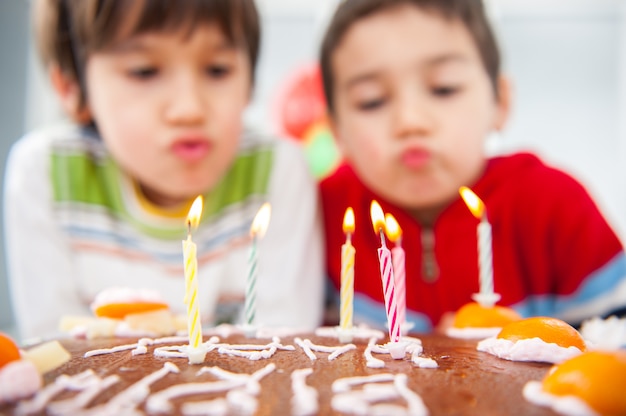 Ragazzi e ragazze che godono della festa di compleanno