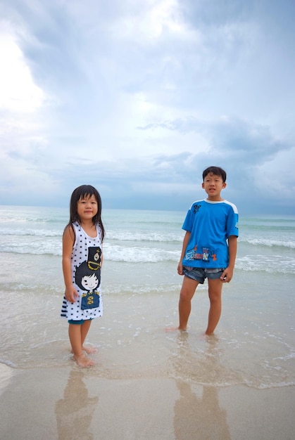 Ragazzi e ragazze. Insieme felicemente sulla spiaggia.