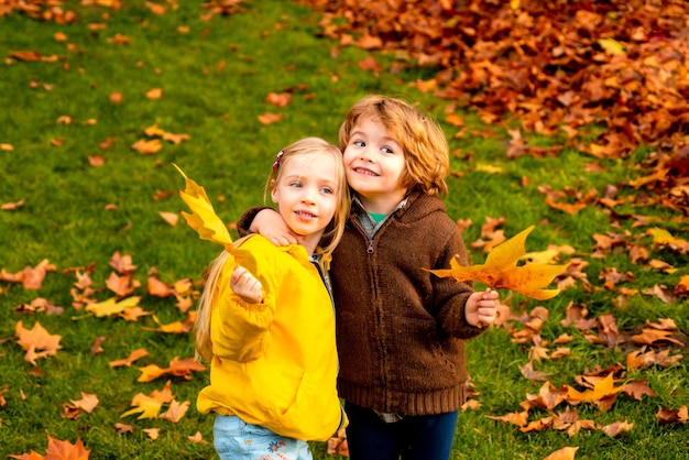 Ragazzi e ragazze romantici e amichevoli si godono la giornata autunnale nel parco