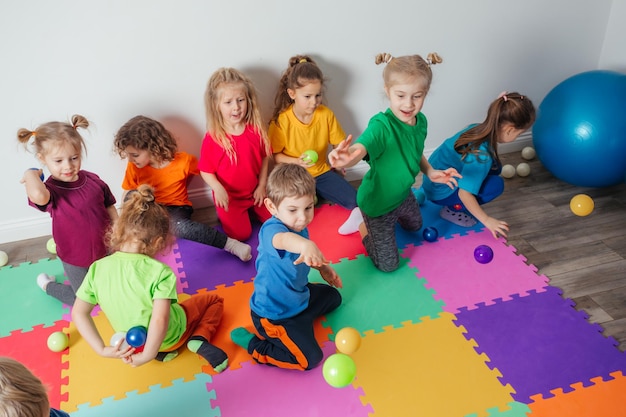 Ragazzi energici che buttano via tante palline colorate