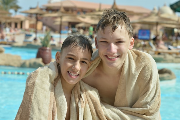 Ragazzi felici vicino alla piscina, da vicino