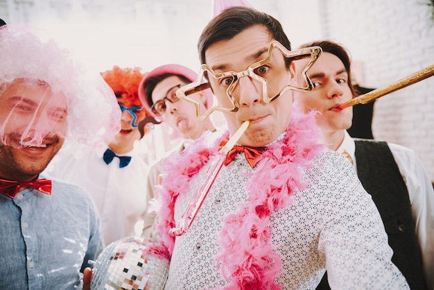 Ragazzi gay che prendono selfie sul telefono alla festa.