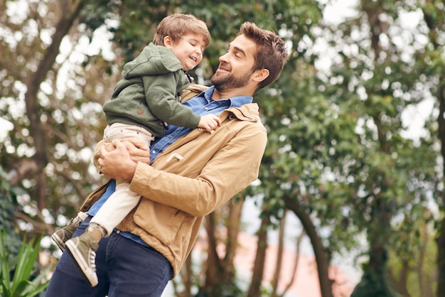 Ragazzi giorno fuori Scatto di padre e figlio che si godono una giornata all'aperto