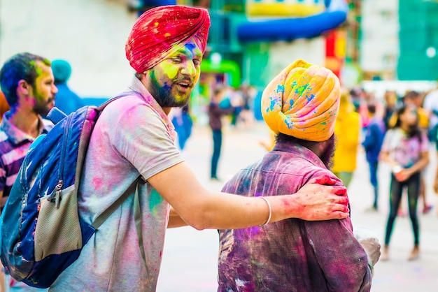 Ragazzi indiani con facce dipinte durante il festival di holi