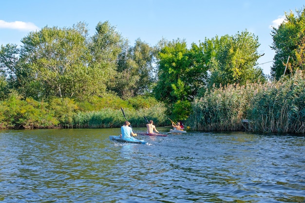 Ragazzi pagaia in canoa sul fiume