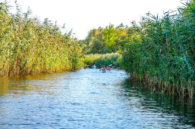 Ragazzi pagaia in canoa sul fiume