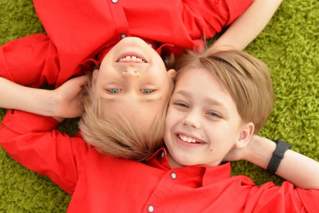 Ragazzi sorridenti sdraiati sul pavimento