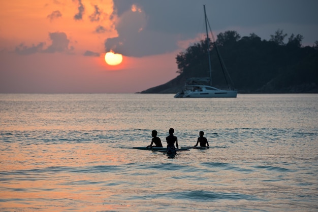 Ragazzi sulle tavole al tramonto