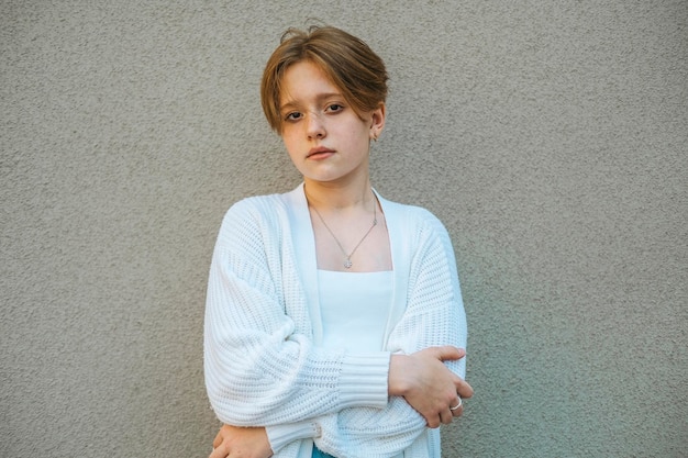 Ragazzina dai capelli rossi con capelli corti eleganti presenta un ritratto audace una tela di esuberanza