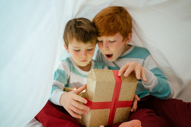 Ragazzini a casa la mattina di Natale con il regalo