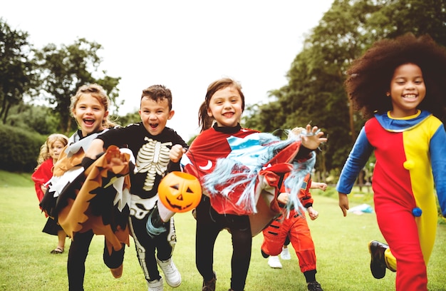 Ragazzini alla festa di Halloween