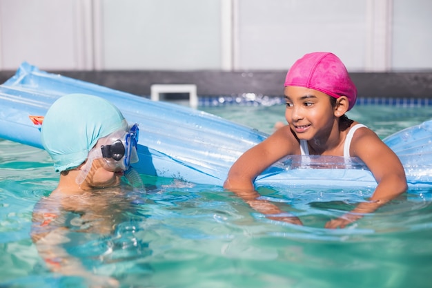 Ragazzini carini che nuotano in piscina