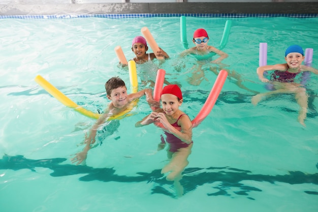 Ragazzini carini in piscina