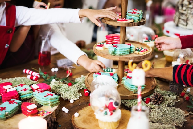 Ragazzini che decorano dolci e dolci natalizi