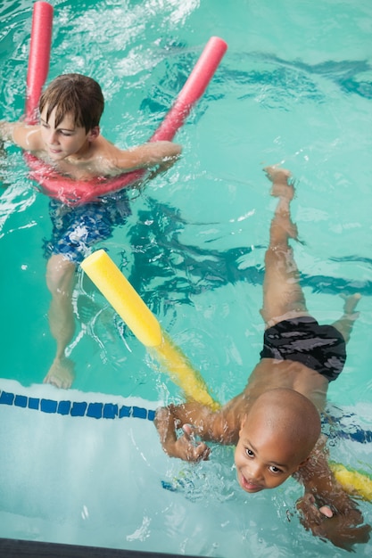 Ragazzini che nuotano in piscina