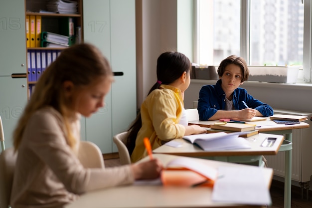 Ragazzini di tiro medio che imbrogliano a scuola