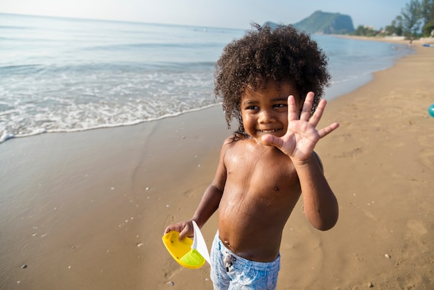 Ragazzino africano che gioca in spiaggia