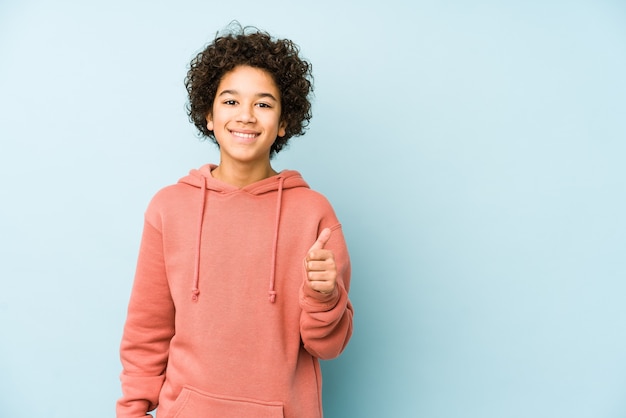 Ragazzino afroamericano isolato sorridendo e alzando il pollice