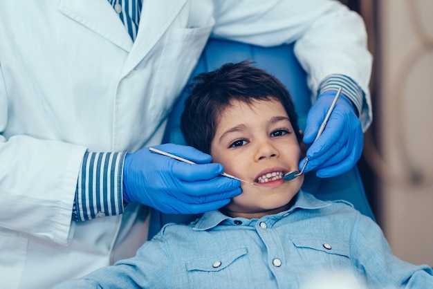 Ragazzino al controllo dentale regolare