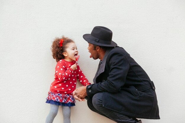 Ragazzino allegro che assaggia una lecca-lecca dolce