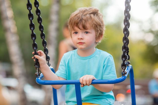 Ragazzino allegro nel parco giochi