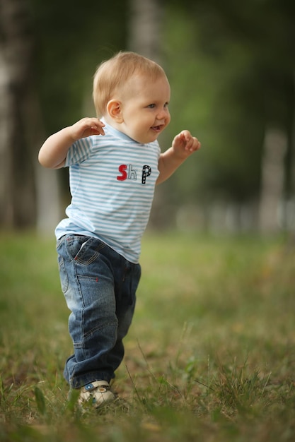 ragazzino allegro nel parco