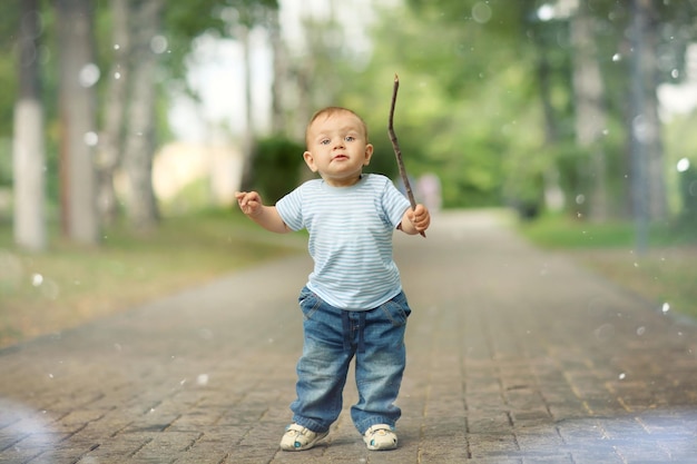 ragazzino allegro nel parco