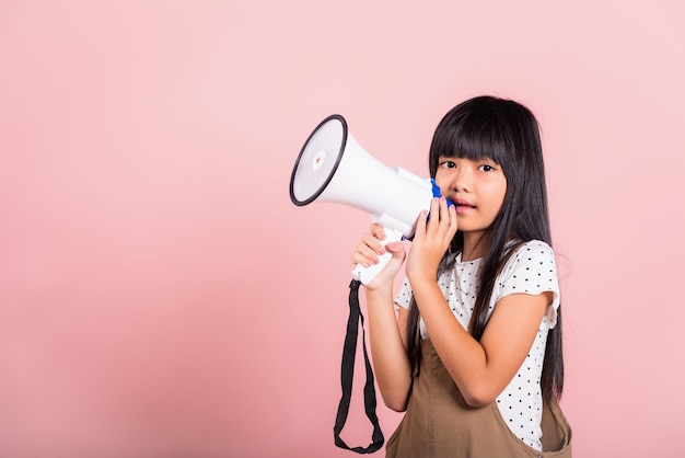 Ragazzino asiatico di 10 anni che grida dal megafono