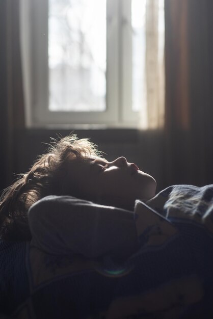 Ragazzino bambino che dorme nel letto bambino tranquillo dormire bambini comodi assonnati al mattino