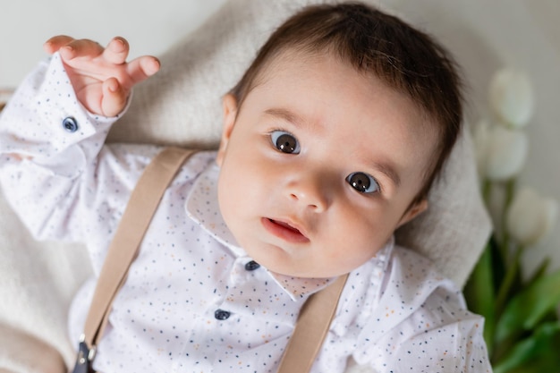 Ragazzino bello vestito sdraiato su salute banner carta coperta