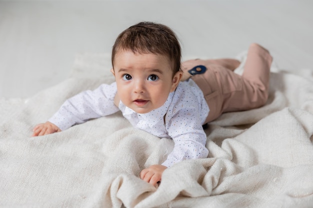 Ragazzino bello vestito sdraiato su salute banner carta coperta