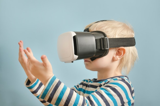 Ragazzino biondo con gli occhiali della realtà virtuale.