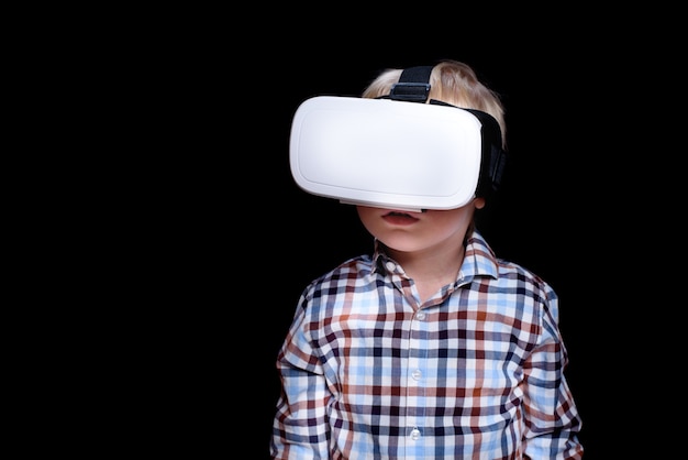 Ragazzino biondo con gli occhiali della realtà virtuale.