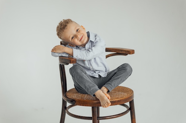 Ragazzino biondo di 4 anni in una camicia